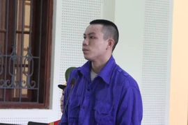 Mang 2 con nhỏ đến toà để 'con được thấy mặt cha'