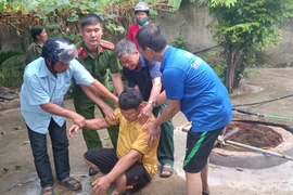 Công an xã cứu kịp thợ đào giếng ngất xỉu dưới giếng sâu 13 mét