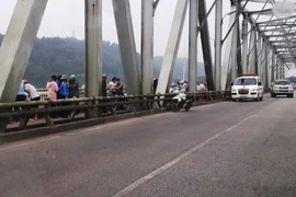 Để xe trên cầu Bến Thủy, thanh niên nhảy xuống sông Lam rồi kêu cứu