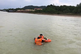 Người phụ nữ trôi trên sông Lam nói 'để chị chết' khi cảnh sát tiếp cận 