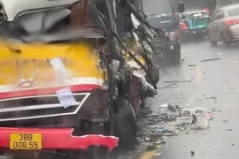 Xe buýt bị container tông nát phần đầu