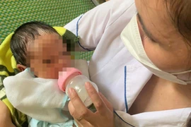 Bé trai bị bỏ rơi ở cổng chùa đã có người thân đến nhận về 
