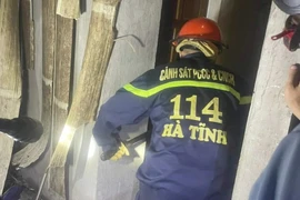 Cảnh sát dập lửa cứu 3 bà cháu trong vụ cháy nhà
