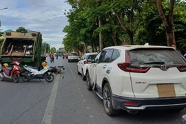 Tài xế mở cửa xe làm 1 phụ nữ va vào, ngã ra đường