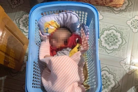 Bé trai sơ sinh bị bỏ bên đường cùng 700 ngàn đồng