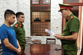 Tài xế xe hơi tông chết 1 thầy giáo rồi bỏ trốn