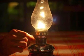 Uống nhầm dầu hỏa, 1 trẻ bị nguy kịch