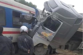 Tai nạn xe tải và tàu SE8, toa xe trật bánh khỏi đường ray