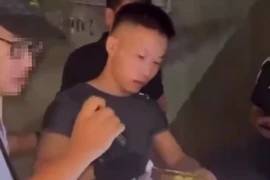 Kẻ đi ô tô cướp tiệm vàng lúc gần khuya đã bị bắt