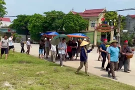Ngư dân bỏ xác cá voi vào quan tài và tổ chức lễ an táng