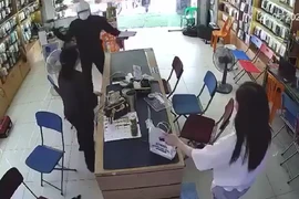 Clip quay cảnh kẻ cầm vật giống súng xông vào cửa hàng điện thoại cướp tiền 