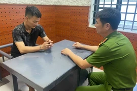 Đánh người trực chốt vì bị ngăn qua đường sạt lở nguy hiểm 