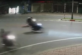Sau tiếng động mạnh, phát hiện nữ sinh 15 tuổi tử vong bên đường 