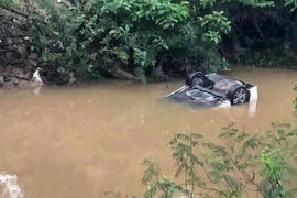 Trục vớt ô tô dưới sông, phát hiện 2 thi thể bên trong xe
