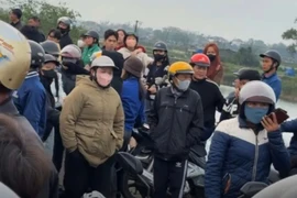 Thi thể thiếu nữ nổi trên hồ nuôi tôm 