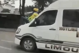 Đã xác minh danh tính tài xế 'chở' người đàn ông trên nắp capo 