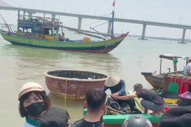 Cứu sống một nam thanh niên gieo mình xuống sông Lam tự tử vì buồn tình