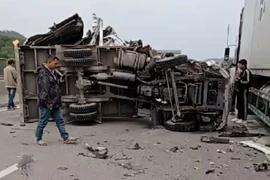 Lật xe trên cao tốc, giao thông ách tắc đoạn qua Nghệ An