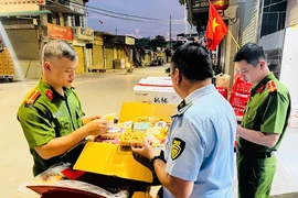 Bị phạt 57 triệu đồng vì bán kẹo, táo đỏ không rõ nguồn gốc