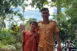 Thượng úy cảnh sát giao thông cứu bé trai bị lũ cuốn giữa sông 