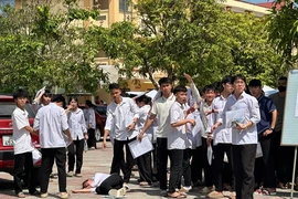 Làm xong bài thi tốt nghiệp môn Văn, nữ sinh ngất xỉu được nhân viên y tế hỗ trợ