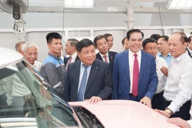 Phó Thủ tướng Nguyễn Chí Dũng cắt băng khánh thành nhà máy ô tô điện VinFast Hà Tĩnh
