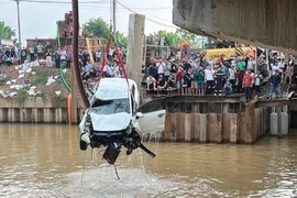 Clip ô tô lao 'như bay' trước khi đâm 2 xe máy rồi rơi xuống sông 