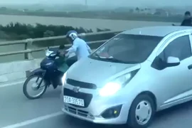 Clip ô tô chạy chậm trên cầu Hàn che gió bão cho xe máy