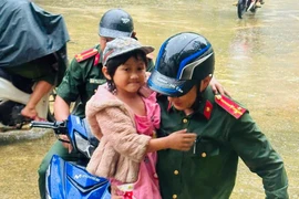Lũ làm 2 xe khách 'mắc kẹt' trên đường, công an giải cứu hành khách