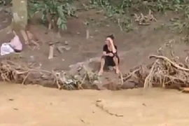 Biên phòng vượt sông giải cứu cụ bà bị nước lũ cô lập 2 ngày 