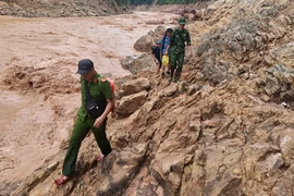 Bộ đội, công an cắt rừng, lội suối tiếp cận bản Cha Nga bị lũ cô lập nhiều ngày 
