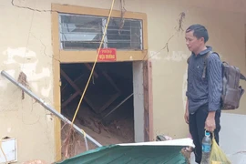 Hiệu trưởng và giáo viên òa khóc nhìn mưa lũ tàn phá ngôi trường