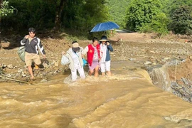 Sạt lở cô lập bản Ta Đo, sản phụ ‘vượt cạn’ sinh con trên đường