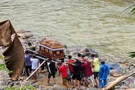 Người dân miền núi Nghệ An kết cây tre, gánh quan tài vượt suối