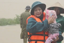 Cõng người già, bế trẻ em chạy tránh bão số 10 