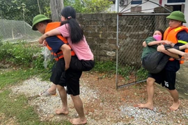 Giải cứu hai phụ nữ tàn tật bị nước lũ bủa vây