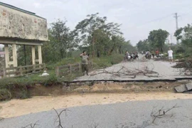 Nghệ An: Nước sông Vinh dâng cao gây nứt gãy đường Vĩnh Giang