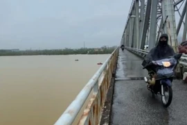 Nghệ An: Nghi bố ôm 2 con nhỏ 4 tuổi và 5 tuổi nhảy cầu Bến Thủy 