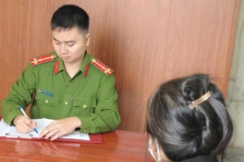 Ngăn chặn người phụ nữ đi chuyển tiền... để 'chứng minh mình vô tội' 