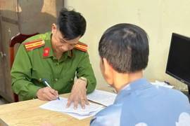 Khởi tố người nộp 10 triệu đồng rồi xoay ngang điện thoại… đánh bạc
