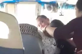 Hành khách hốt hoảng khi tài xế xe buýt bị người đàn ông tấn công