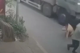 Phẫn nộ: Đẩy CSGT vào xe tải khi ô tô đang lao tới 