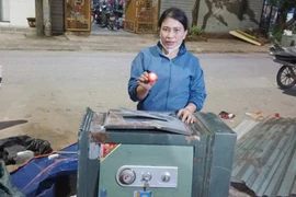 Mua két sắt ve chai, phát hiện hộp vàng bỏ quên 