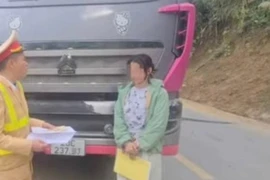 'Nữ TikToker' dừng xe tải giữa đường bị CSGT phạt