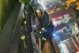 Công an TP Hà Nội giải cứu cô gái có ý định nhảy từ tầng 9