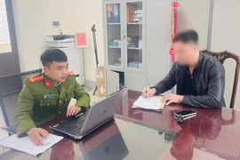 Vụ dùng ô tô chắn ngõ, thách thức 'phạt 100 triệu': Công an mời người đàn ông lên làm việc