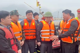 Chủ tịch tỉnh Lào Cai trực tiếp chỉ đạo công tác tìm kiếm nạn nhân vụ chìm tàu ở hồ Thác Bà