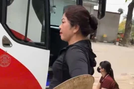 Tạm giữ hình sự 1 phụ nữ chửi bới, rút chìa khoá thu tiền đỗ xe của người đi lễ