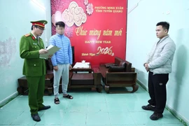Khởi tố người kéo tay, kéo kính ô tô rồi bỏ chạy làm Thiếu tá CSGT bị thương