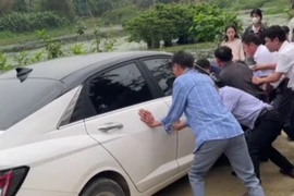 Clip nhà gái phải khiêng ô tô vì đỗ chắn đường 